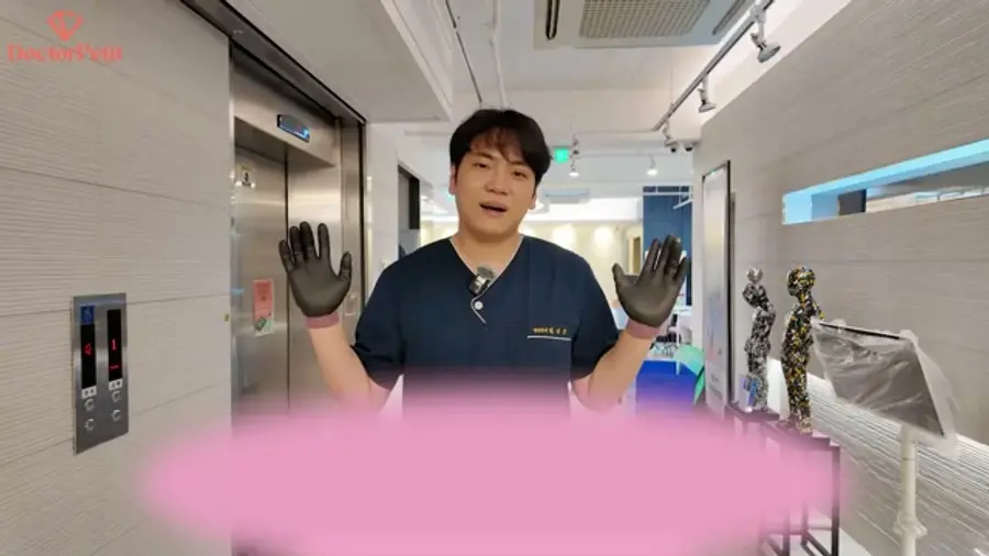 拡張移転したクリニックで医師が空間を説明する場面