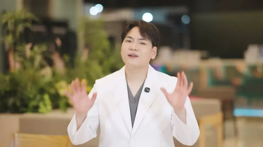 리프팅 시술 부작용과 화상 예방 기준을 설명하는 의료진 장면